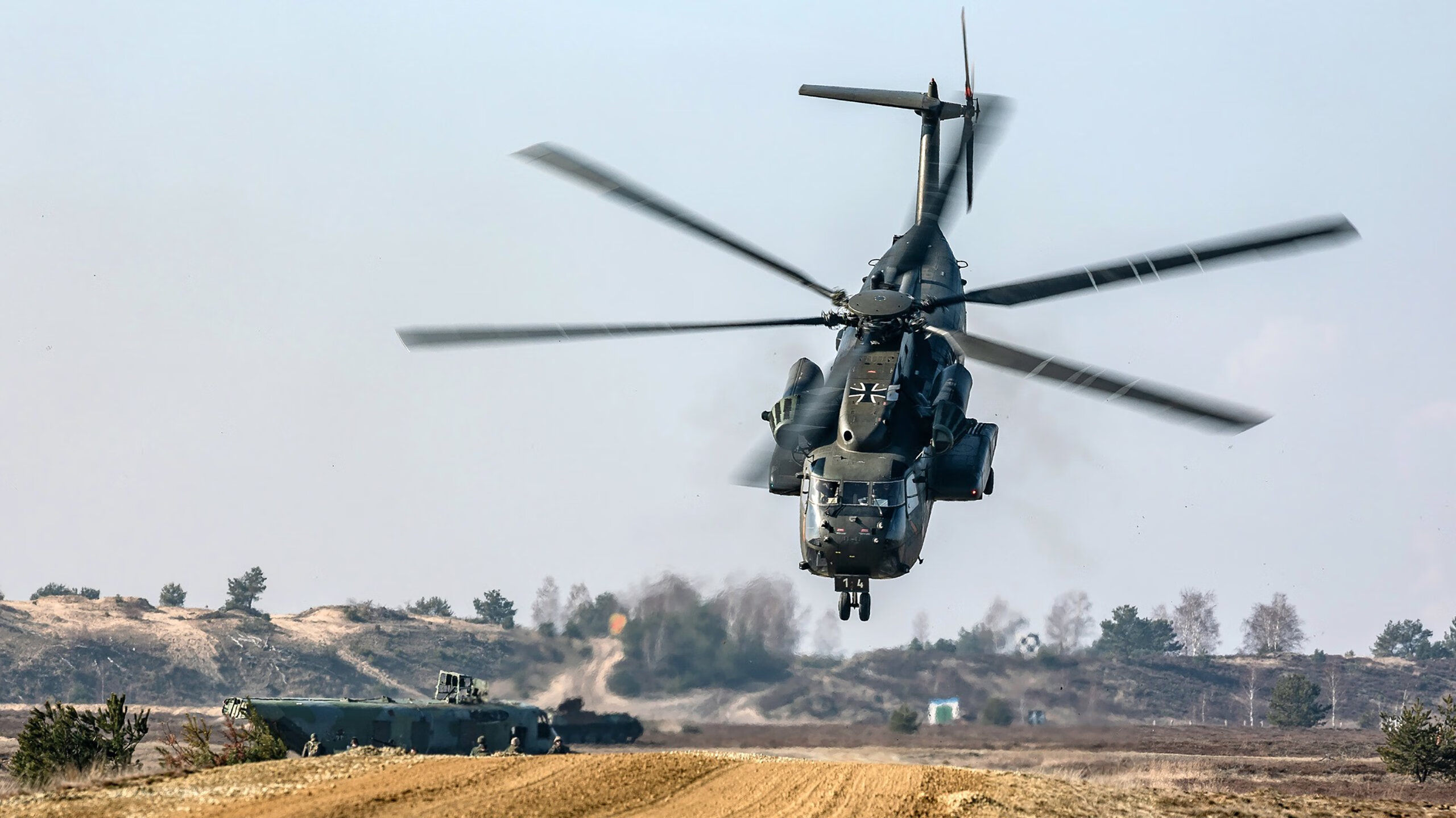 特色足球运动在国际高校中逐渐普及，促进交流融合，足球特色学校主题绘画