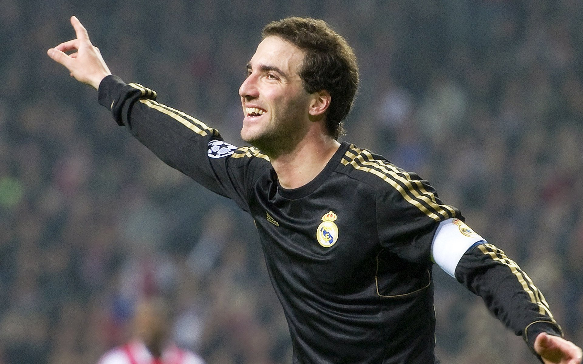 从看台到街头，欧冠成为城市狂欢的焦点，欧冠经典比赛