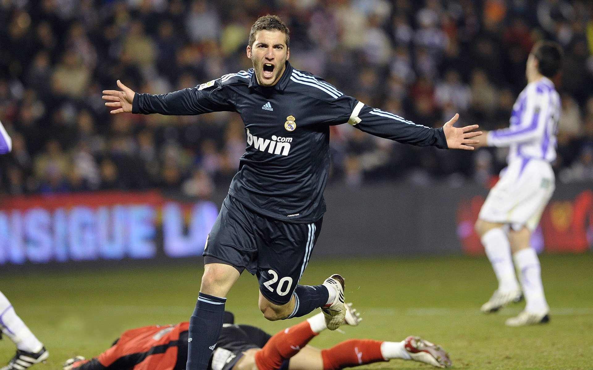 斯图加特2-2平霍芬海姆，双方拼劲尽显，斯图加特魏森霍夫住宅展